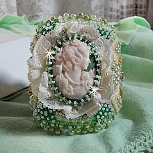 Bracelet manchette Anisse haute-Couture brod&eacute; avec un cabochon portrait de femme cr&eacute;e par mes soins, des perles de Swarovski, des rocailles.